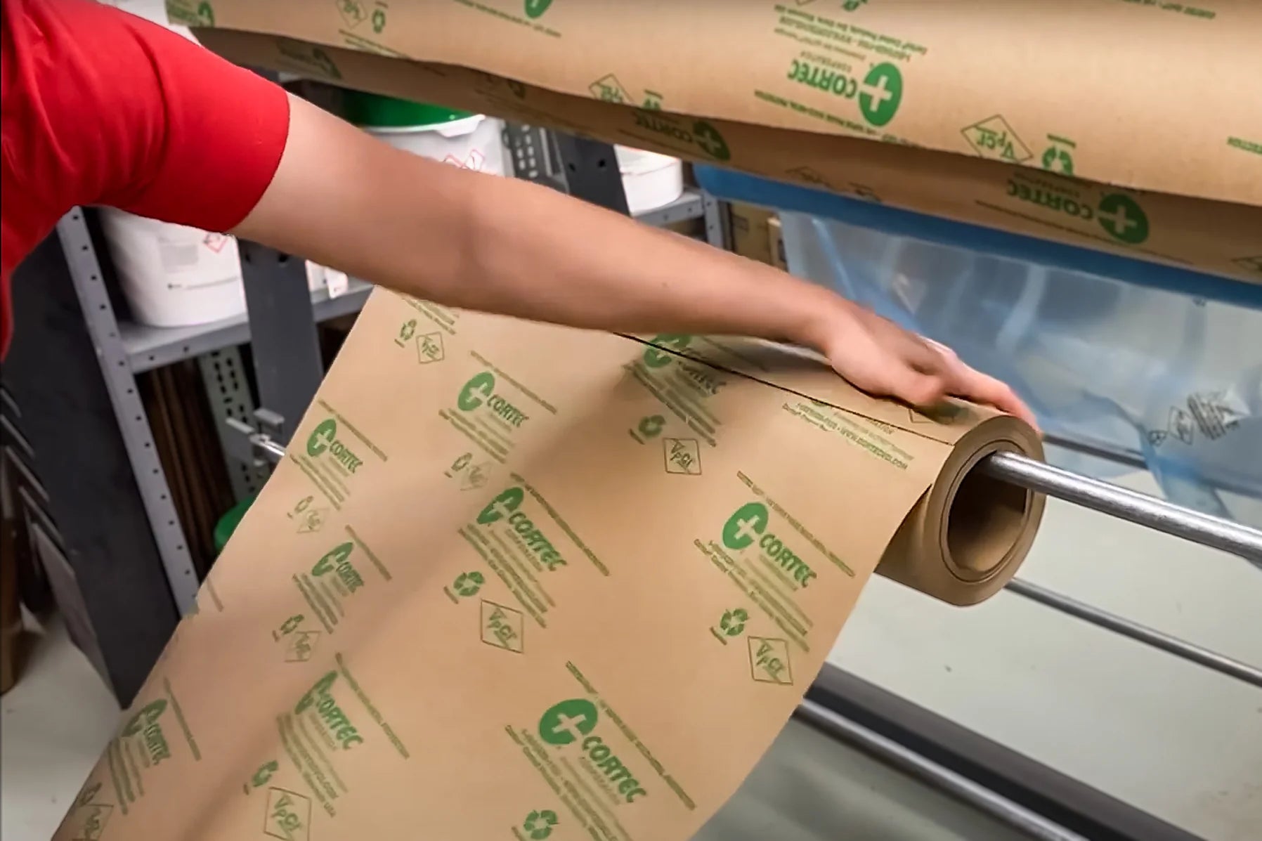 Papel kraft inhibidor de corrosión CorShield® VpCI®-146 (12"x12" Sheets Perf. on 600' Roll) CORTEC